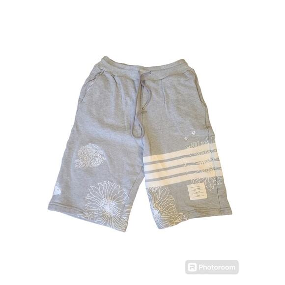 Thom Browne
Classic 4 Bar Sweat-Shorts Flower CLASSIC LOOPBACK 4-BAR SWEATSHORTS - Picture 1 of 9